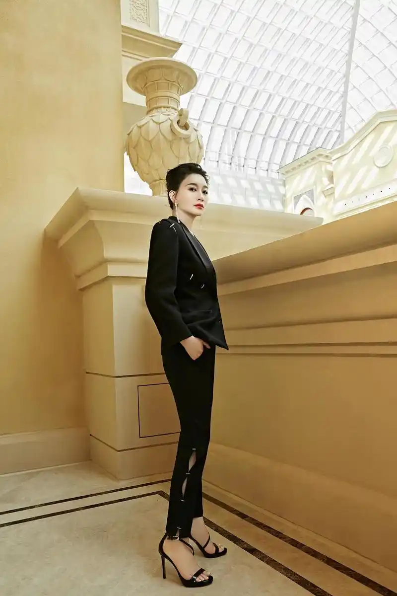 李小冉穿着平庸,气质不俗,白色大衣配黑色阔腿裤潇洒利落真霸气