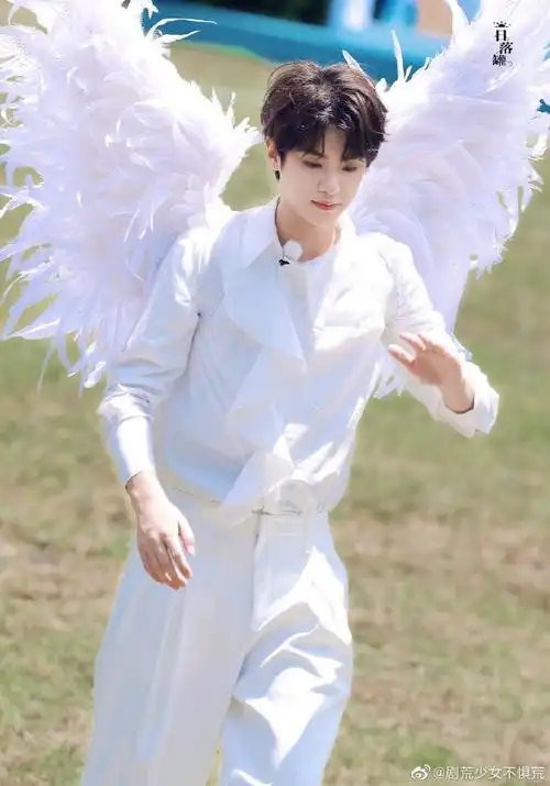 黄明昊天使翅膀造型#黄明昊今日《极限挑战》上班饭拍,纯白西装 白色