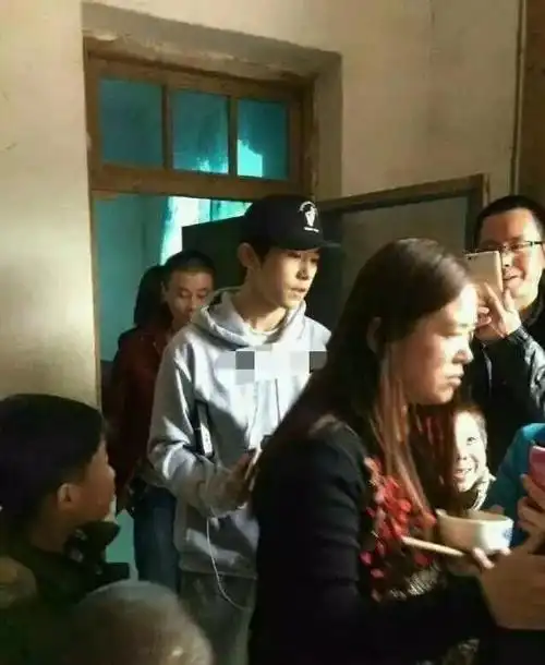 易烊千玺陪父母回老家过年网友们纷纷表示要到现场去看易烊千玺