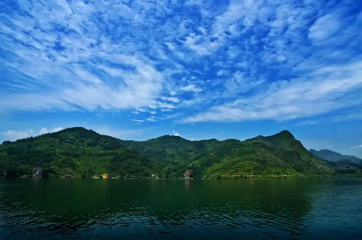 远离喧嚣的城市,走进大自然青山绿水,山清水秀