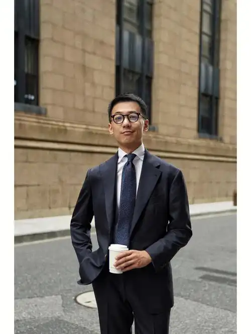 入秋的第一套藏青色西装