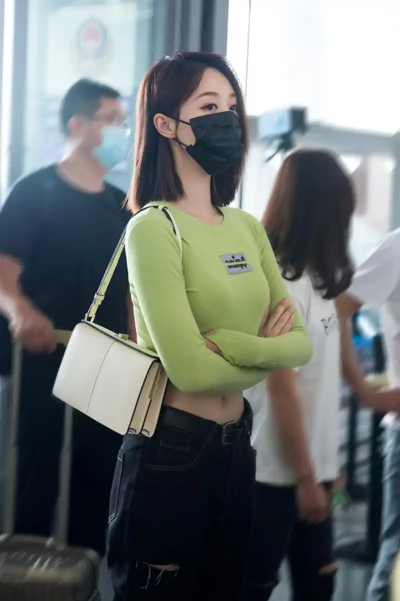 蓝盈莹走机场,穿荧光绿上衣配牛仔裤很高级,这腰围太"过分"了