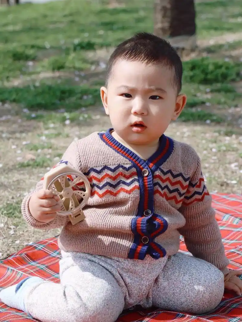 才九个月的小宝宝看上去像一岁多