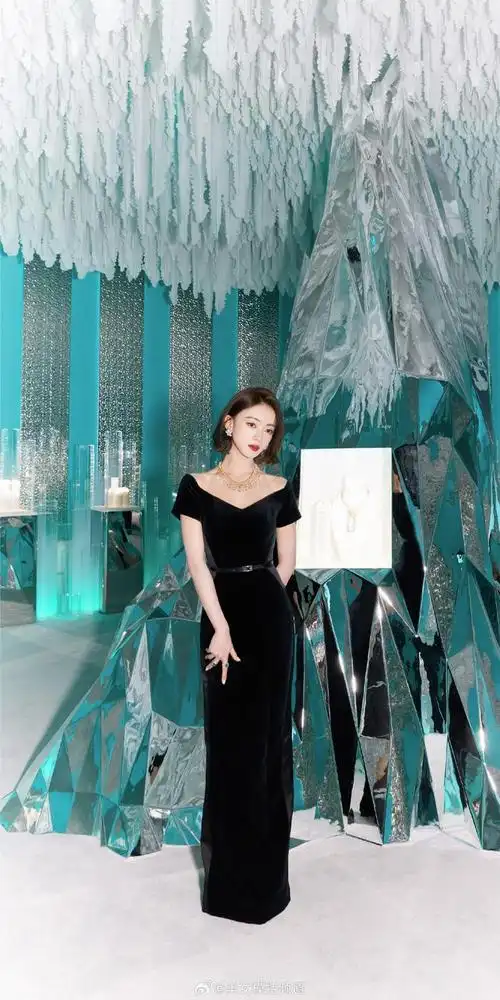 吴谨言红唇黑裙璀璨优雅