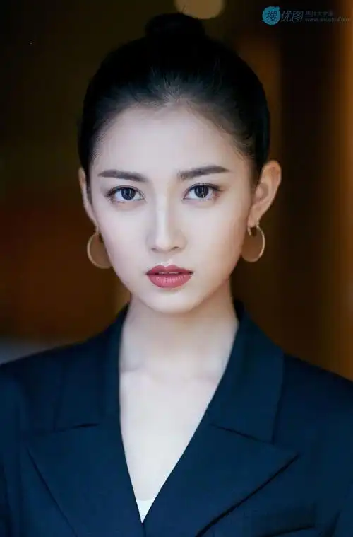 职场制服装利落干练 陈钰琪,女演员,大陆明星,短裙美女,丸子头,美腿