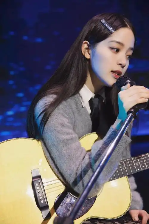 欧阳娜娜穿灰毛衣 衬衫真嫩,舞台演奏美得惊艳,19岁前途无量|穿搭