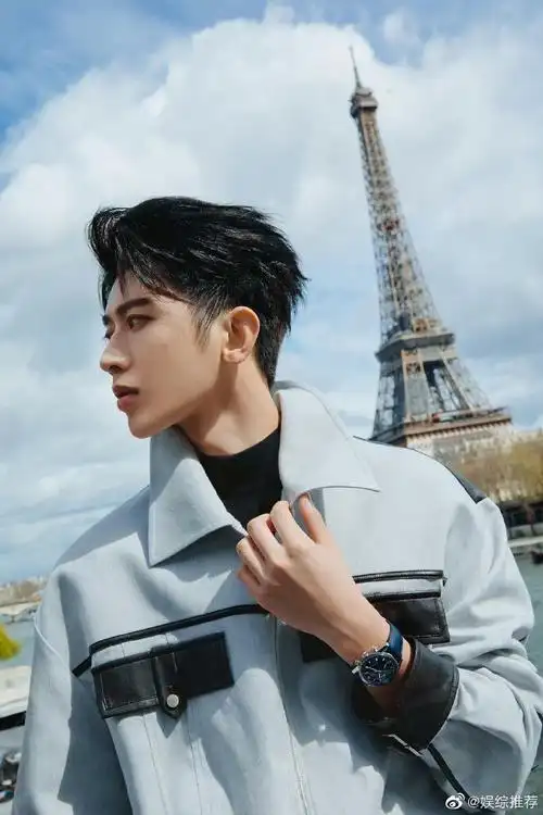 蔡徐坤下午茶侧颜照##蔡徐坤一顿下午茶仨蛋糕