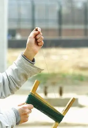 路人撞风筝线险遭割喉 记者实验能削苹果切冻肉_新闻中心_新浪网