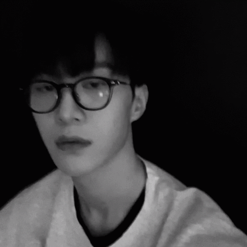 明星丨请接收范丞丞的六一儿童节礼物 被顺毛黑框小范萌酷到捂心口