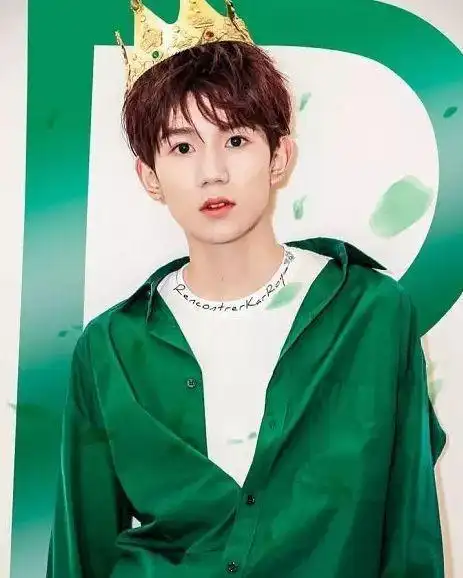 tfboys三小只戴皇冠前两个看着像王子最后一个应该是凯皇了