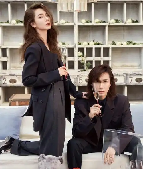 戚薇和李承铉看着太甜蜜,在薰衣草田穿情侣装秀恩爱,实在太甜