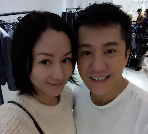 45岁瞿颖晒照为毛宁庆生 两人亲密依偎(图)