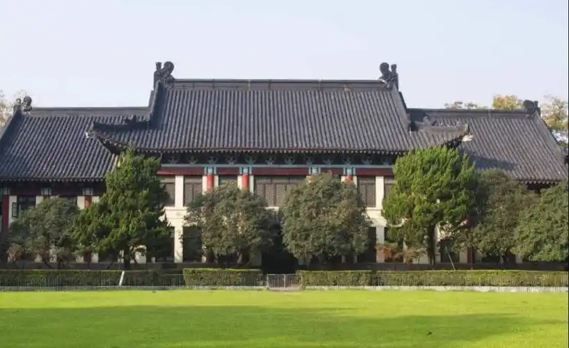 我国第一个心理学系,我国第一个地理科学学院等,皆启蒙于南师大,发迹