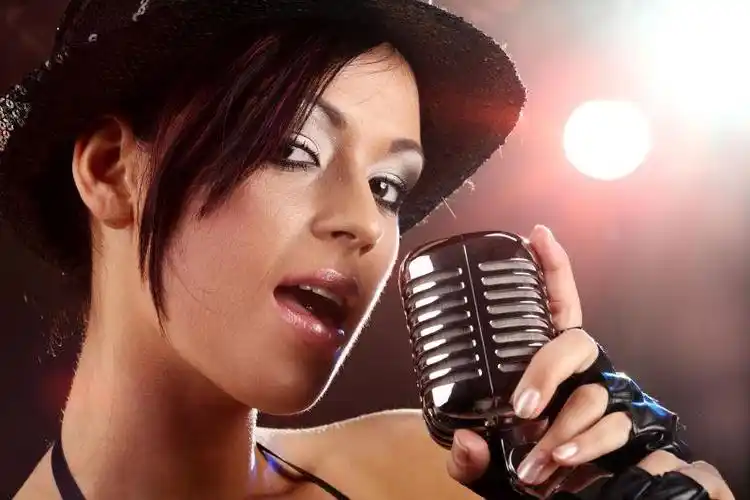 迷人的女歌手正在唱歌