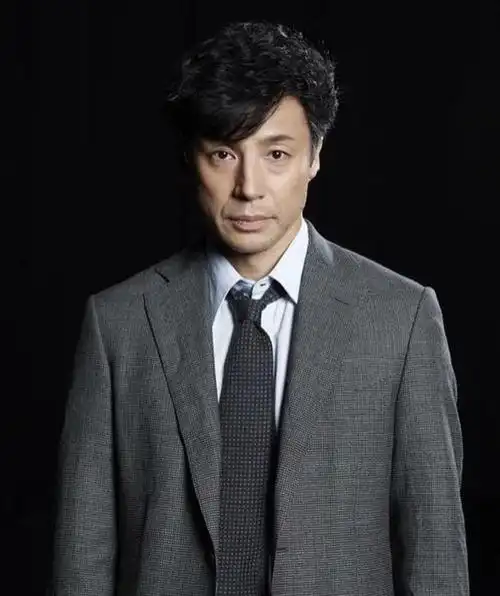 排在第四的是日本男星东山纪之,今年55岁的他真是越老越有男人味.