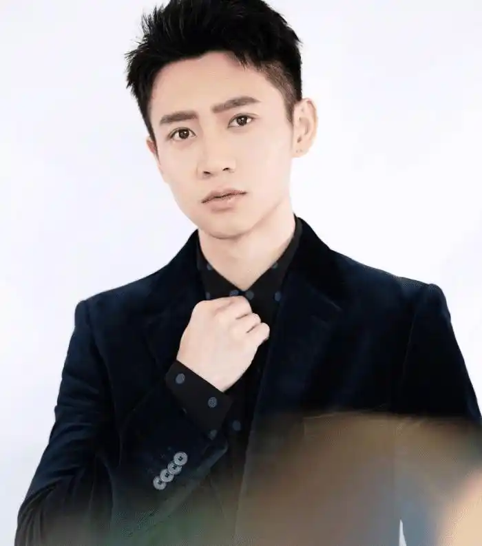 原创朱梓骁大变样与网红卖货捞金流星雨后混成18线太掉身价