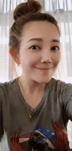 组图:梁静茹晒自拍送春节祝福 素颜扎丸子头皮肤白皙光滑