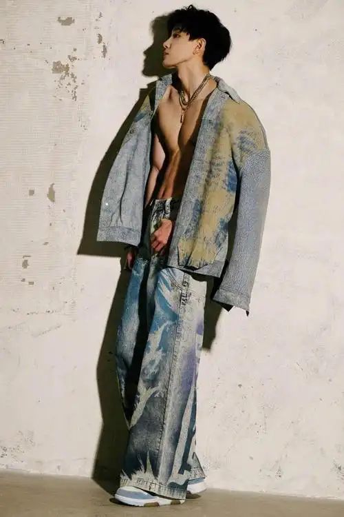 斯哈斯哈,@范世錡xxxf 更新腹肌照,这到底是哥哥生日还是粉丝生日啊!