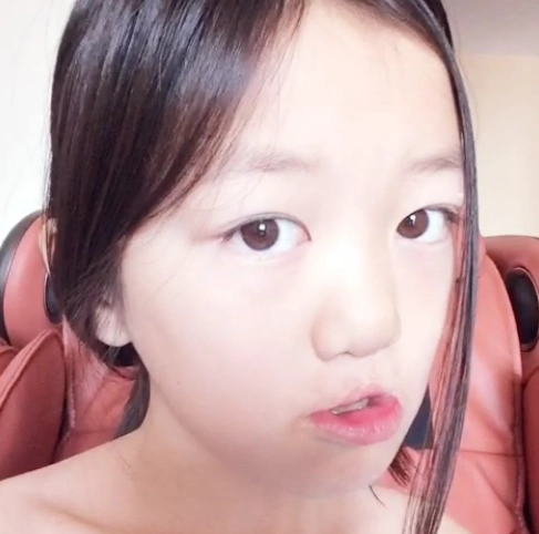 王菲女儿李嫣迷上自拍 频露正脸曝光妈妈梳妆台