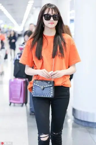 2017年6月16日,北京,关晓彤现身机场.