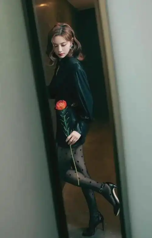 许佳琪红毯大秀黑丝袜大长腿_网易订阅