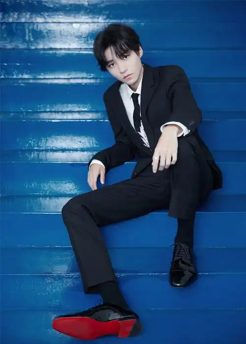 百花闭幕式主持人王俊凯亮相 黑色西装帅气绅士