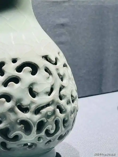 南宋修内司官窑青瓷直颈瓶(穿带瓶)惊现杭州南宋官窑博物馆_展览_工艺