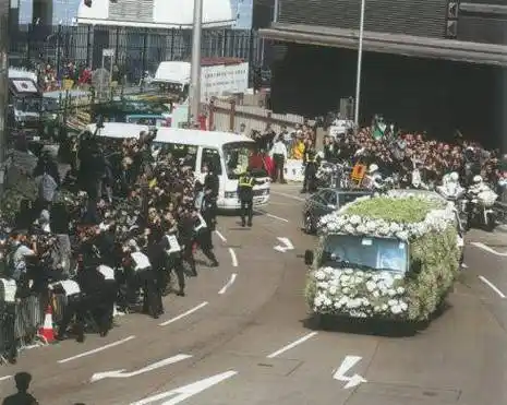 实拍梅艳芳葬礼:刘德华等抬棺,赵文卓送的花篮上八个字引人注目