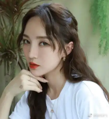 其实孟佳确实是个大众脸长的,而且芒果台主持人靳梦佳长得有点像,而且