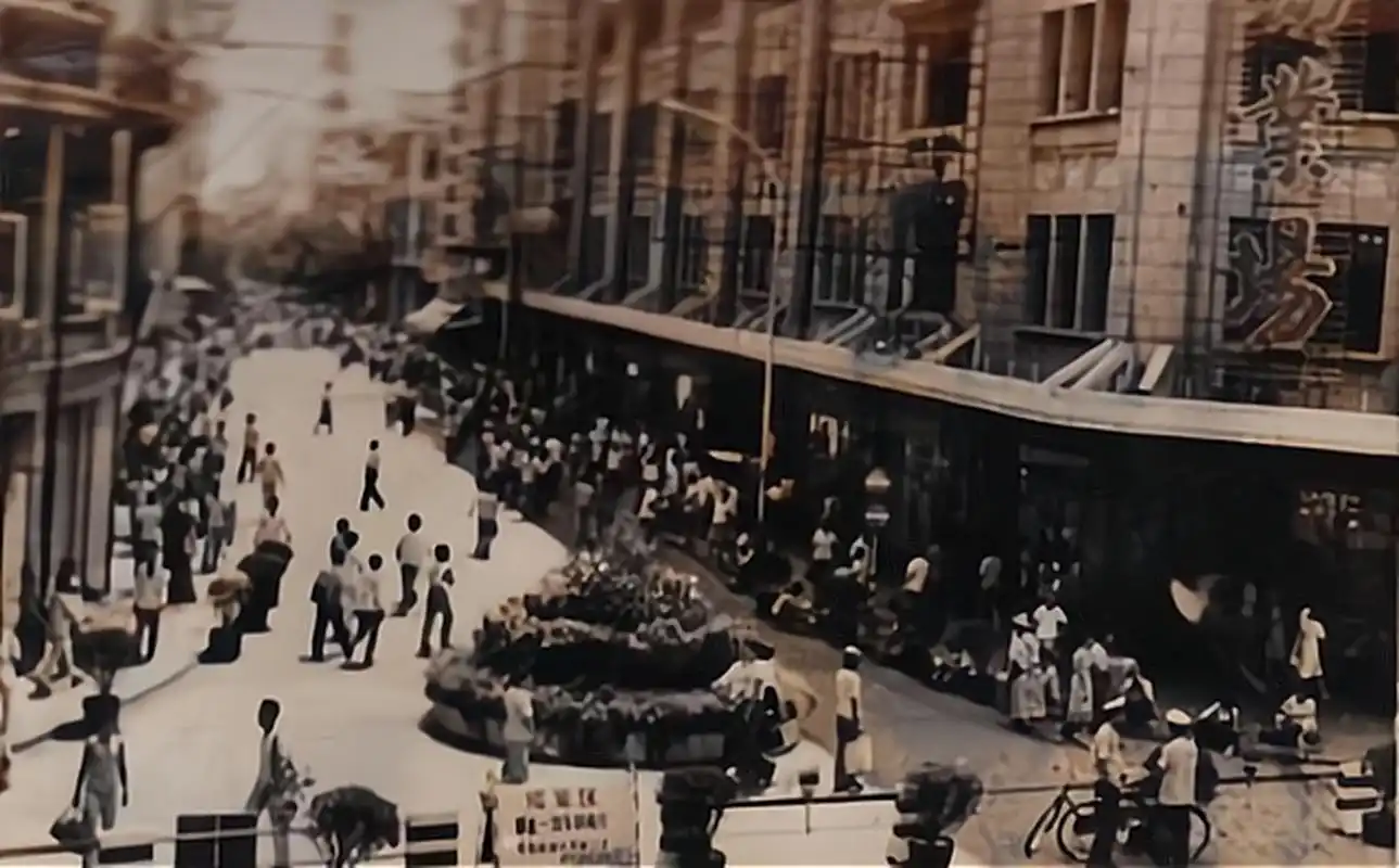 1984年的天津老照片,图为和平路,与现在变化有点大,见证了天津城市的