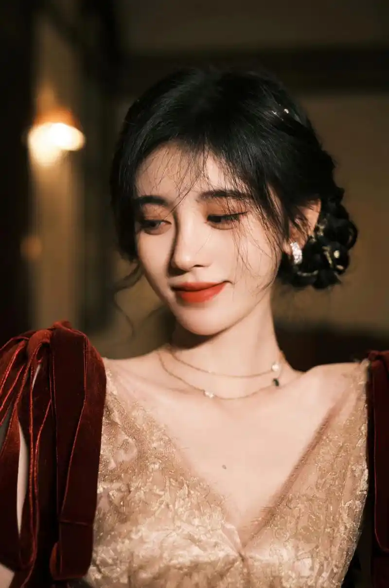 鞠婧祎一身仙女裙配上高跟鞋,本身就精致的容颜,真的就像个小公主一样