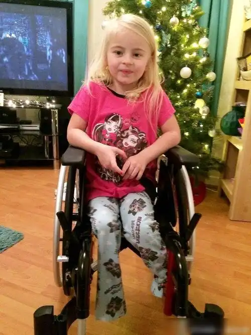 太励志英国双腿截肢9岁女孩成童模将亮相纽约时装周