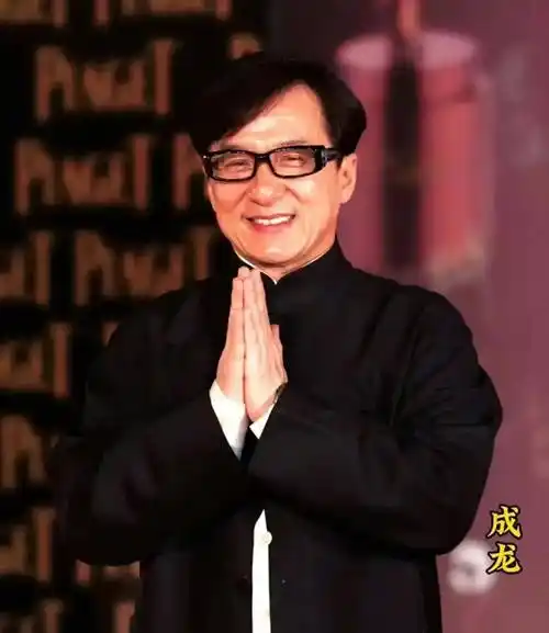 成龙大哥69岁亲自开车参加春晚 彰显独特魅力和亲和力_卓越_河南_观众