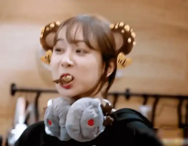 杨紫吃饺子,谁注意到她的蘸料是什么?一般女星都不太敢尝试