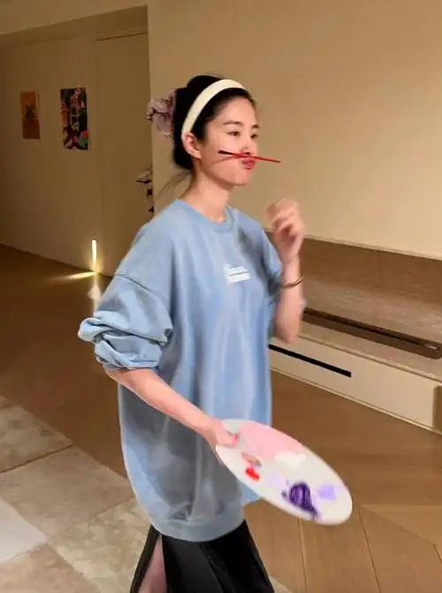 杨采钰在豪宅画画,俏皮噘嘴夹画笔心情好,居家穿搭很任性随意|素颜