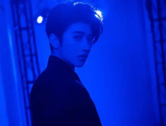 蔡徐坤时尚帅气壁纸_偶像男神蔡徐坤