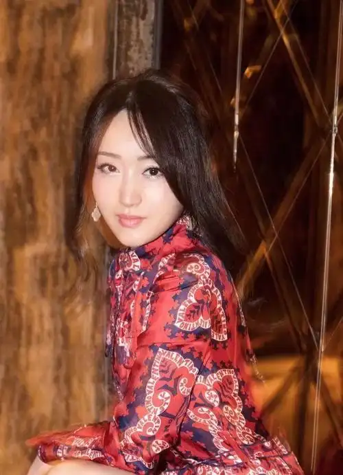 47岁杨钰莹穿印花红裙真好看,搭配长发刘海,美得惊艳又高调!