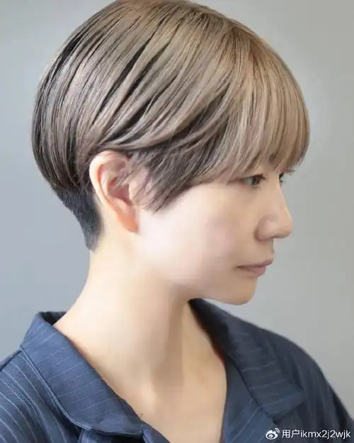 **时尚经典:永恒不衰**推后脖短发作为一种经典发型,不受时间,潮流的