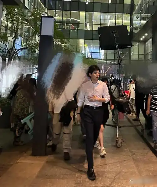 胡先煦的身高有误解,增高鞋垫穿的,脚后跟都出来了.纯纯大书背