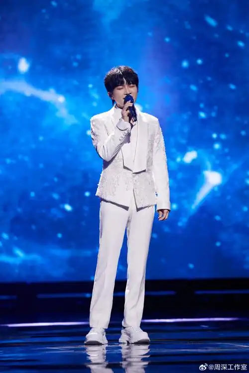 感谢认可,歌手周深一直在路上!