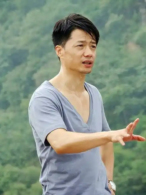 而且在颜值上,段奕宏知道自己没有优势.