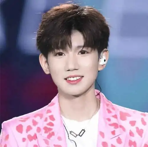 有种"迷人"叫爱豆星星眼,张新成王俊凯没啥,看到王源:沦陷了