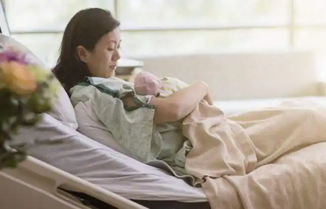 儿媳刚生孩子5天每天对着宝宝说话丈夫笑她婆婆不对劲