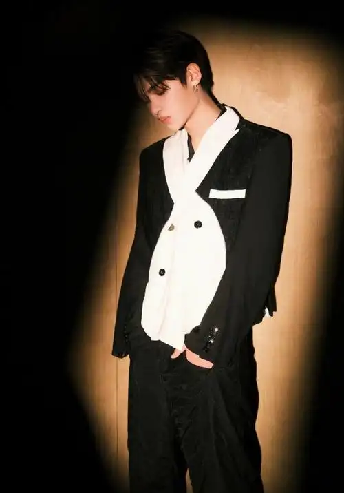 黄明昊黑白撞色西装,聚焦立体俊逸五官,光影交织氛围感拉满