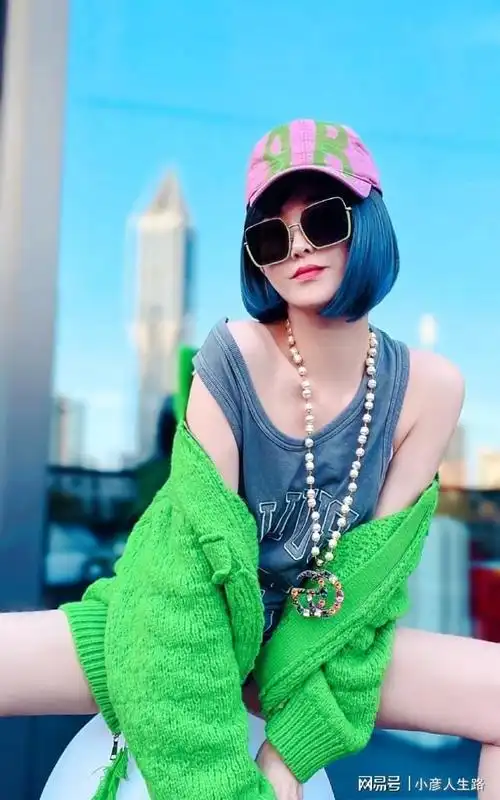 "最美小三"李彩桦晒写真照,穿吊带裙秀香肩,大胆盘腿险些走光|短发