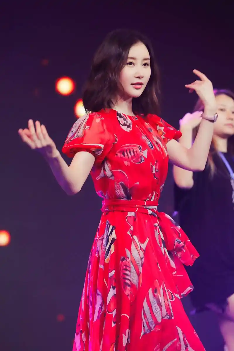 舒畅工作室发布一组图片:红色的连衣裙给人不一样的视觉效果