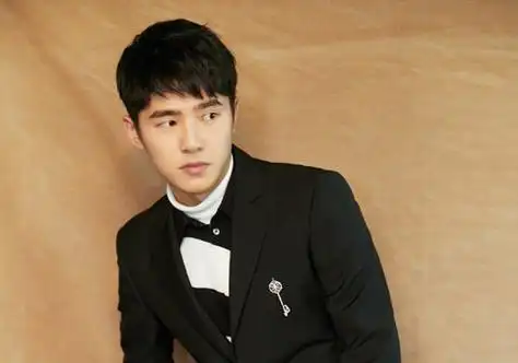 "小奶狗"刘昊然最爱梳黑色短碎发清爽阳光 引领95后发型潮流 - 流行