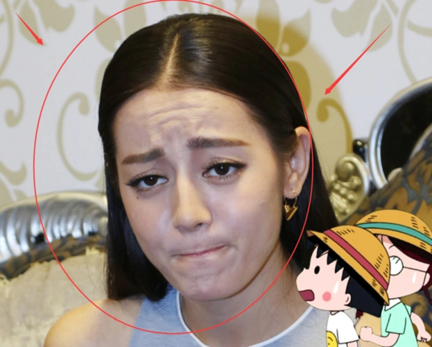 迪丽热巴出席活动被抓拍,卸掉浓妆后,确定27岁的样子?