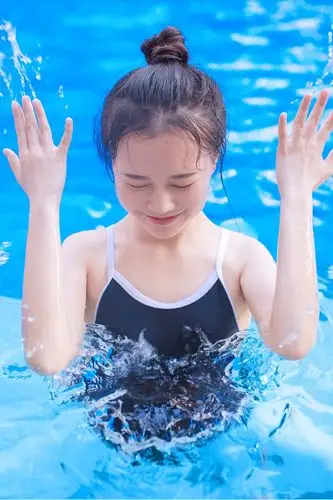 清纯泳装美女泳池俏皮迷人写真图片