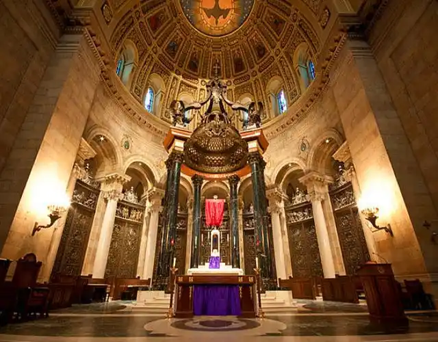 美国圣保罗大教堂建于1907年,位于summit-selby街区的一座山顶,在小山